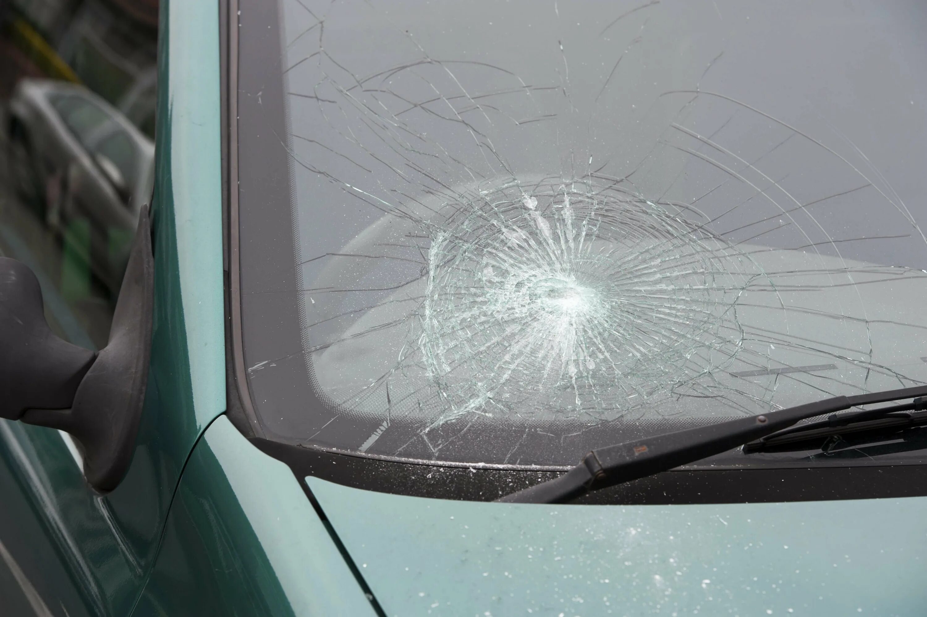 стекло лобовое/glass-windscreen. трещина на лобовом стекле. разбитое стекло розовое. можно ли ездить с разбитым лобовым стеклом. разбитое лобовое hyundai tucson.