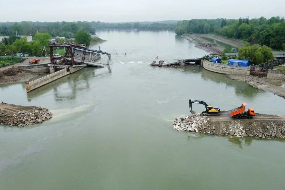 Временная дамба. Фёдоровский гидроузел абинский район. Федоровский гидроузел разрушен. Временная дамба. Временная дамба.