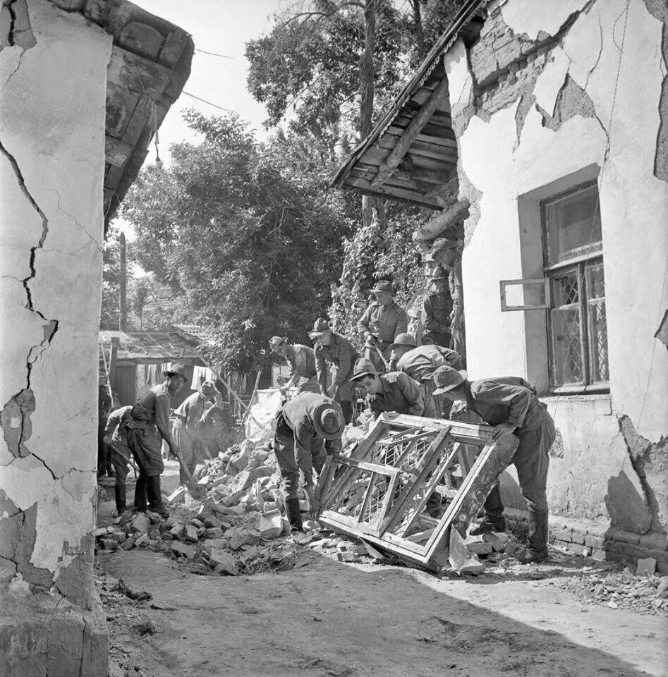 Землетрясение в 80. Землетрясение в Узбекистане 1966. Ташкентское землетрясение 1966. Фото землетрясения в Ташкенте в 1966 году. Землетрясение в Ташкенте в 1966.