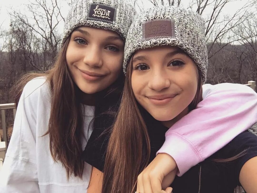 Подростки друзьями сестру. Maddie and Mackenzie Ziegler. Maddy and Mackenzie 2023. Фото пример двух сестер на одной фотографии спортивные. Me and my sister.