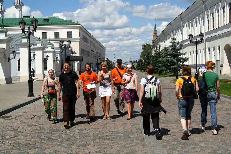 Туристы в Казани. Экскурсия по городу. Культурно-познавательный туризм. Пешеходная экскурсия.