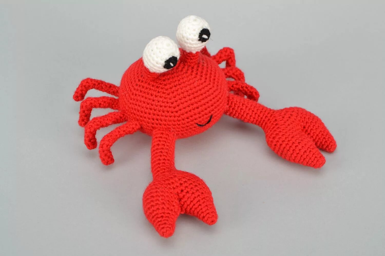 краб вязаный крючком. крабик амигуруми из бисера. вязаные игрушки краб. краб амигуруми. вязаный краб.