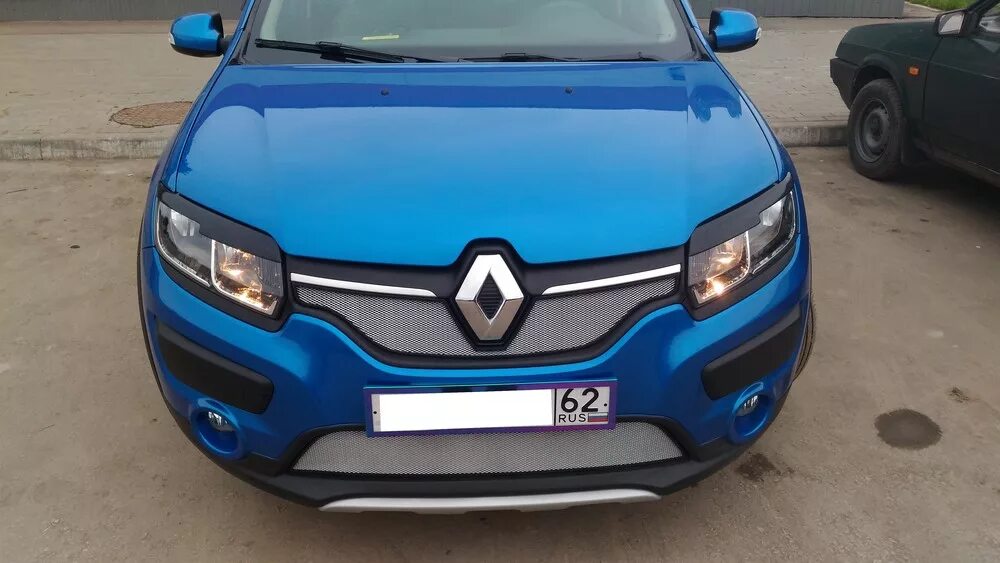 Renault Sandero Stepway фара. Фара Рено Сандеро степвей 2. Реснички на фары Renault Sandero 2. Фара Рено Сандеро степвей 2019. Накладки сандеро степвей 2