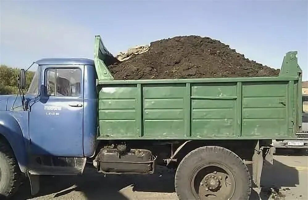 Сколько кубов входит в зил. Зил 130 с навозом. зил 130 с черноземом. газ 53 навоз. перегной зил.