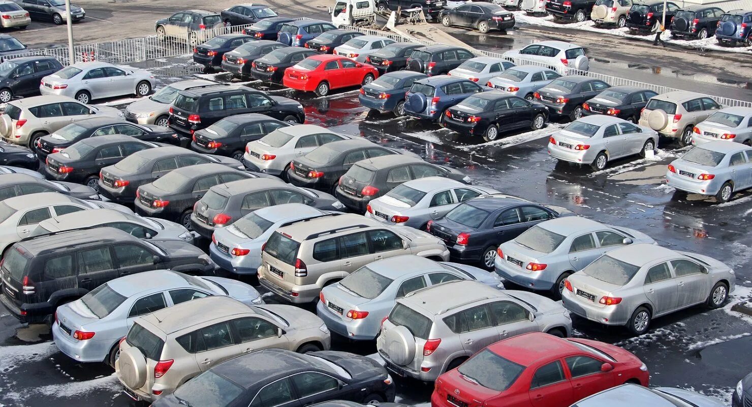 Лучшие подержанные иномарки. Автомобили с пробегом. Рынок автомобилей. Рынок легковых автомобилей. Автомобили в ряд.