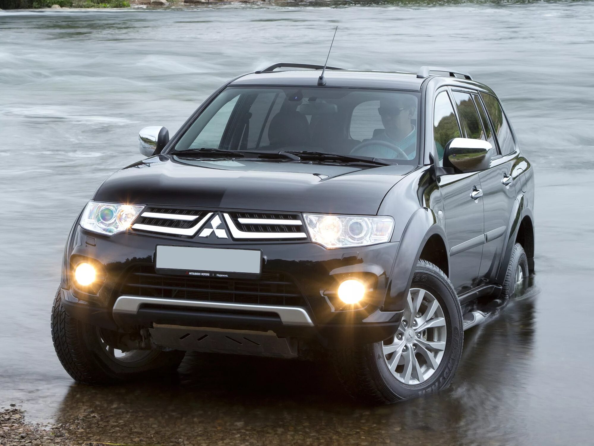 Машина мицубиси паджеро. Mitsubishi Pajero Sport. Mitsubishi Pajero Sport 2. Mitsubishi Pajero Sport 2013. Внедорожники Митсубиси Паджеро спорт.