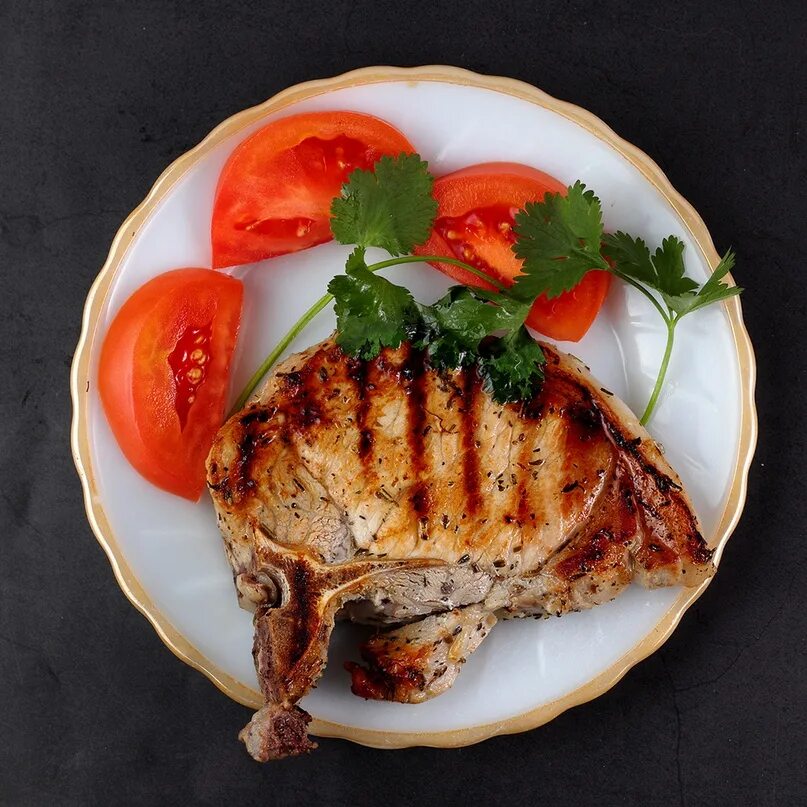 Стейк из карбоната свинины. Сочный стейк из свинины на сковороде. Свиная корейка на гриле. Свинина карбонад на гриле. Свиной карбонад су-вид.