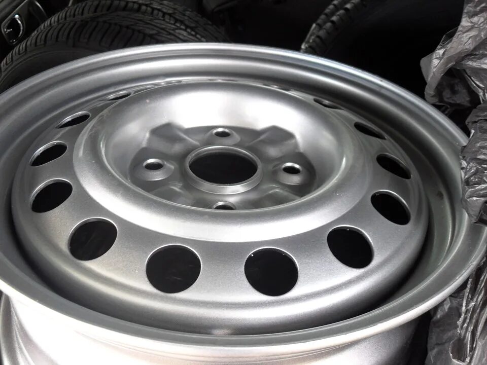 Машина на стальных дисках. Оригинальные стальные диски. 3 диск штамповка сузуки гранд. Колесный диск r-steel nc8077 5. Стальные литые диски.