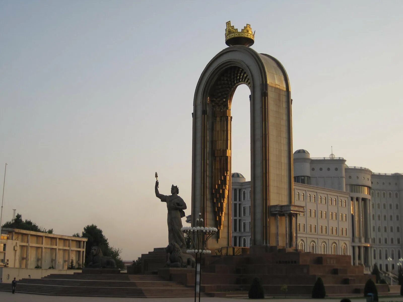 Памятник Исмоилу Сомони. Памятник Исмаилу Самани в Душанбе.