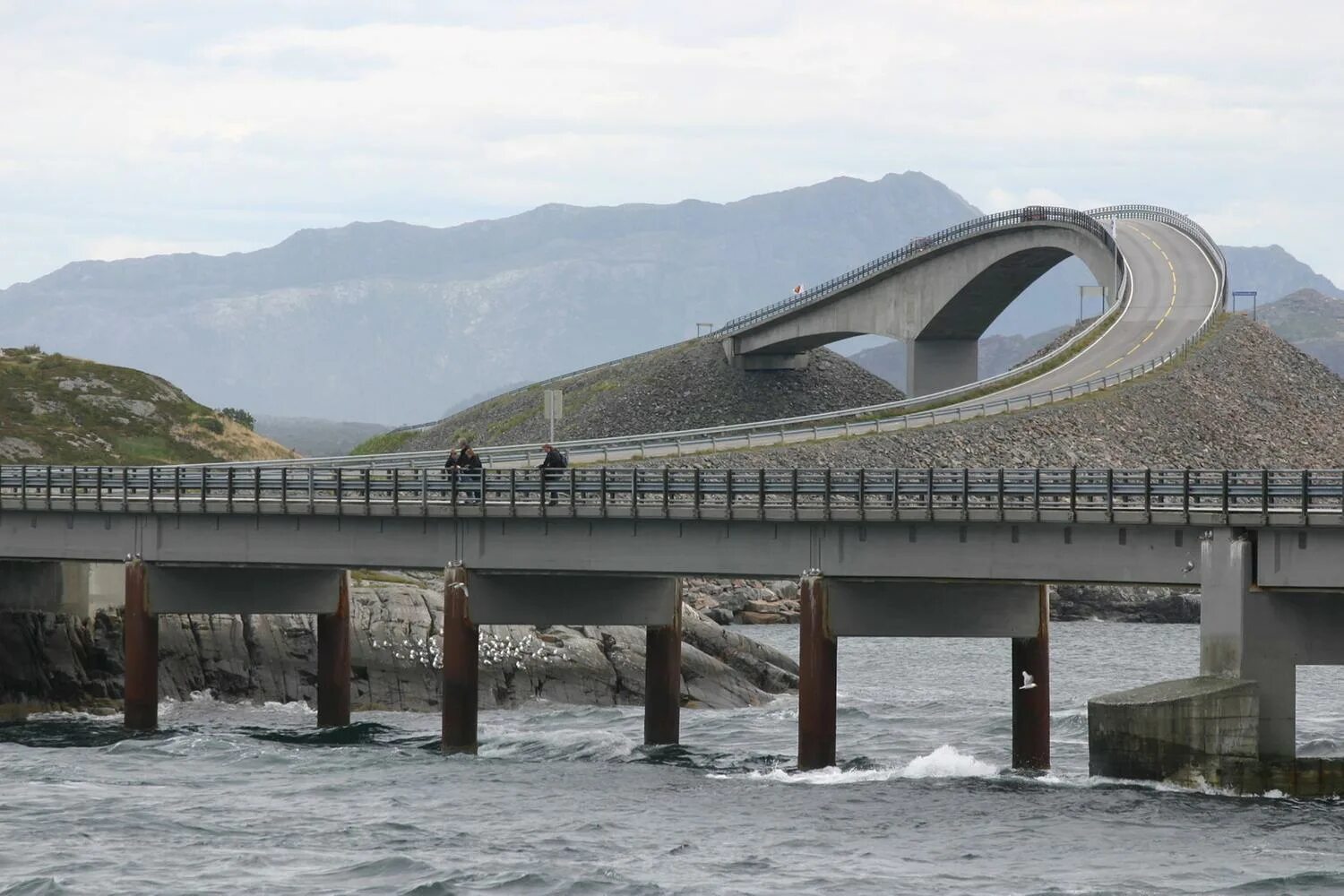 Мост в никуда. Мост Storseisundet, Норвегия. Дорога Атлантик роуд Норвегия. Мост дорога в никуда в Норвегии. Storsizandeckij most norwegija.