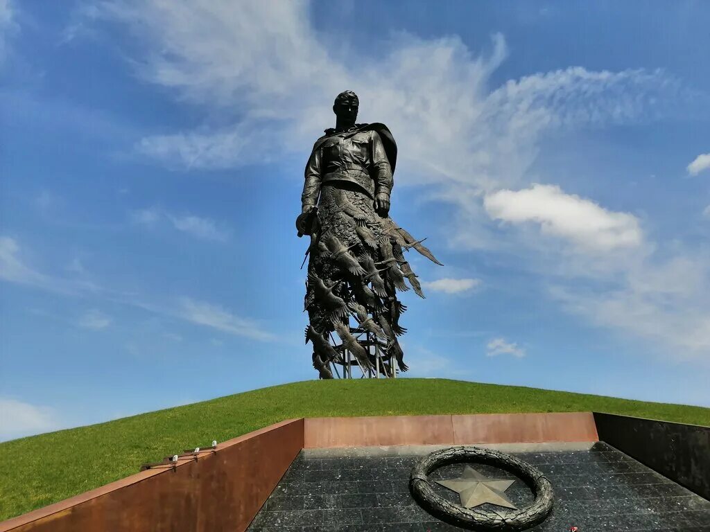 Памятник героям революции ржев. Ржев аисты стелла. Обелиск славы ржев. Советский солдат ржев. Советский солдат тверская область.