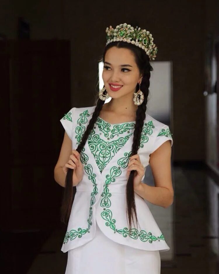 Ал қыздар. Казахские красавицы. Казахская красавица национальный. Кыргызская Национальная одежда. Казахские красавицы невинны.