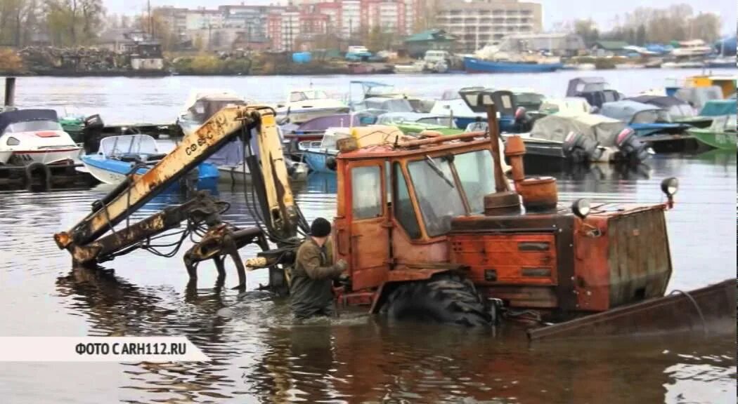 Утопленный трактор. Утопили трактор. Трактор в реке. Трактор утонул