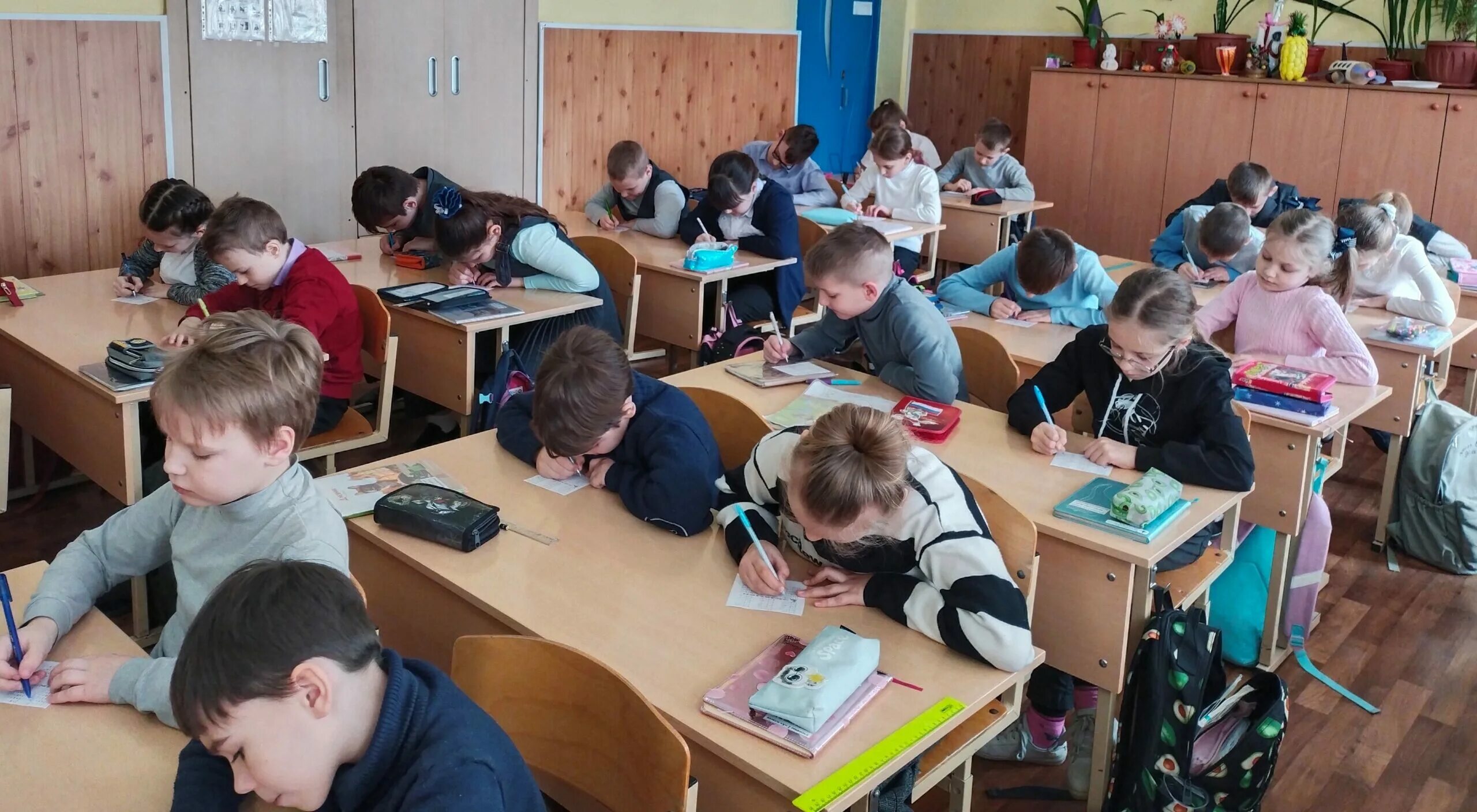 26 февраля дети учатся в школе. Сош 12 балаково. Обучение детей сотрудников. Ученики в школе. Школа ограничения на массовые мероприятия.