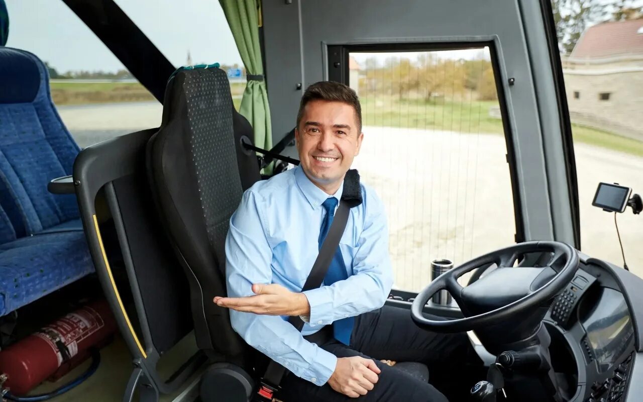 Водитель микроавтобуса. Водитель междугороднего автобуса. Мужчина водитель автобуса. Водитель за рулем автобуса.