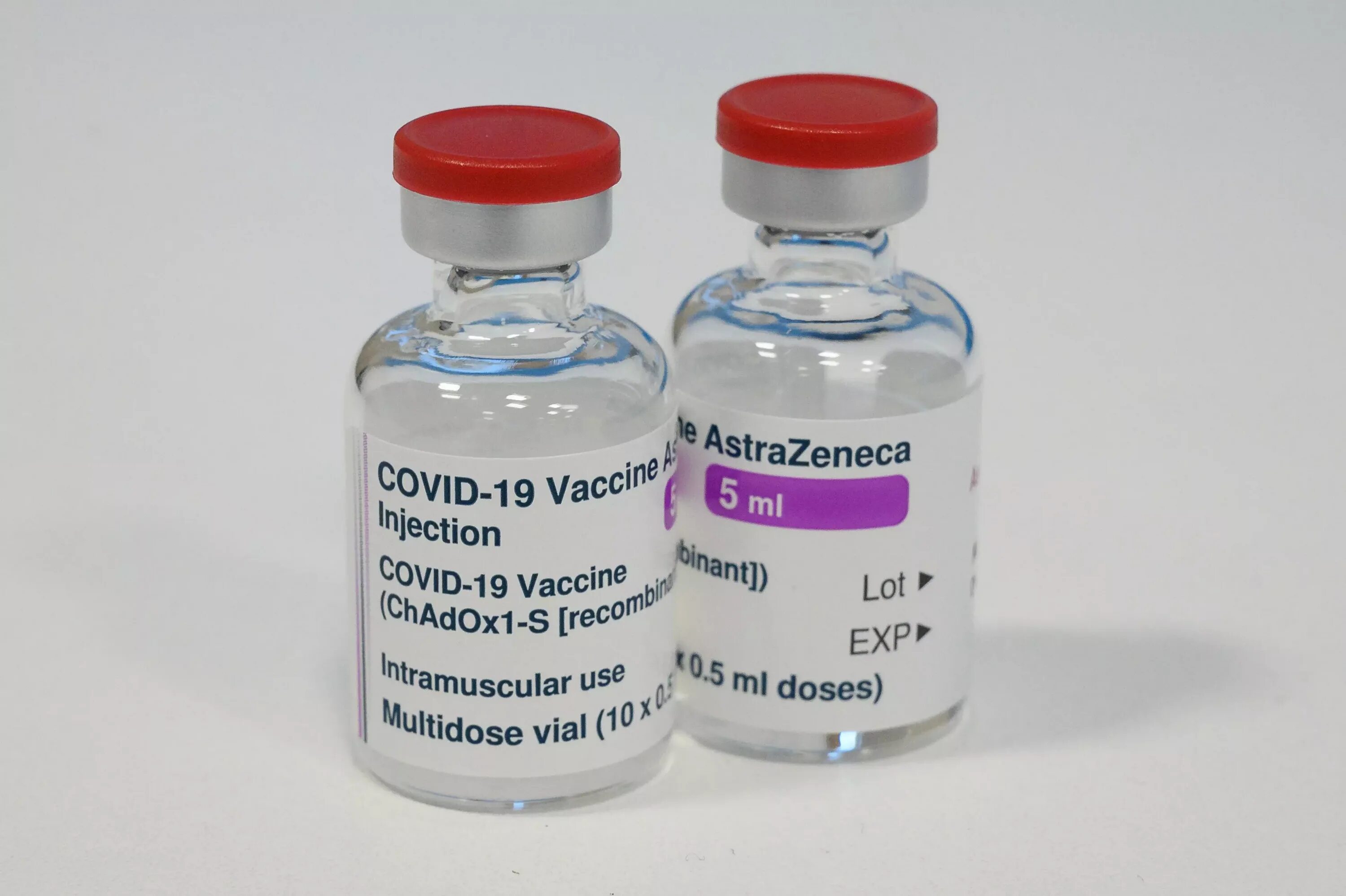 Вакцина среда. АСТРАЗЕНЕКА вакцина. Вакцина ASTRAZENECA против Covid-19. Вакцина от коронавируса. ASTRAZENECA plcregeneron вакцина.