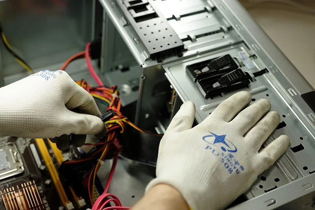 Комплектующие ноутбука. Ремонт ноутбуков белгород. Починка компьютера. Ноутбук внутри. Белгород мастер ноутбуков.