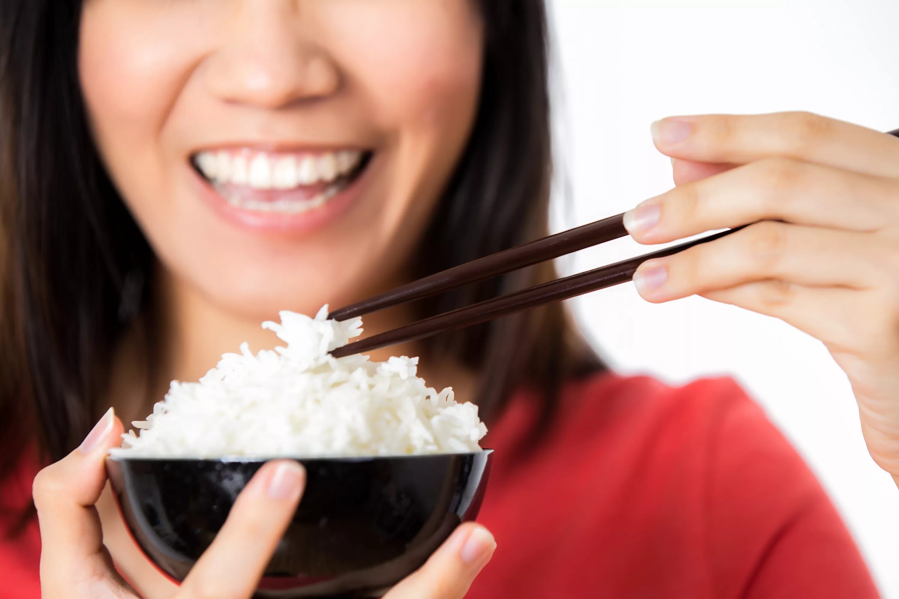 Like rice. Ест рис. Человек ест рис. Девушка ест рис. Рис едят палочками.