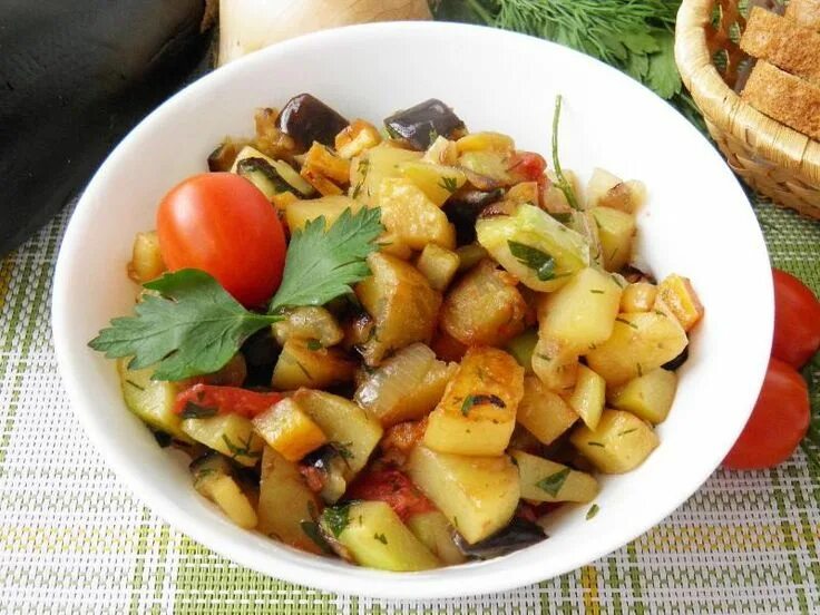 Картофель кабачок баклажан запеченные в духовке. Кабачки с баклажанами и помидорами запеченные в духовке. Курица с овощами в духовке с баклажанами. Овощное рагу в духовке. Рагу из баклажанов и кабачков с помидорами.