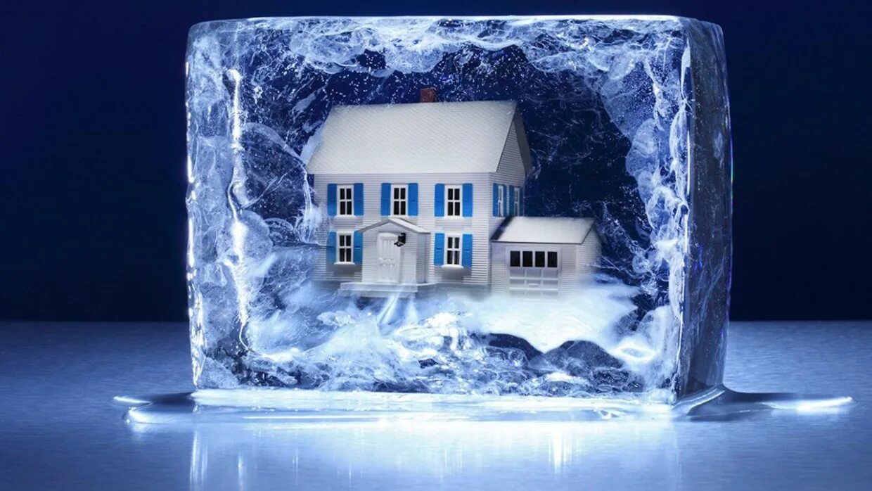 Заморозка начнет. Дом во льду. Замороженный дом. Замороженная стройка. Лед дома.
