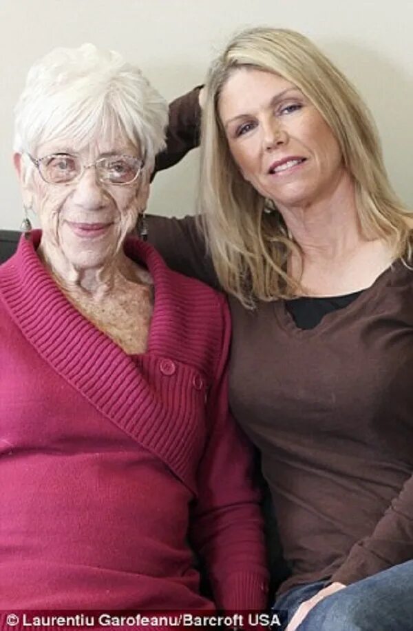 91-Летняя Марджори маккул. Кайл Джонс и 91-летняя Марджори маккул. 31-Летний Кайл Джонс и 91-летняя Марджори маккул. Старые женщины и молодые.