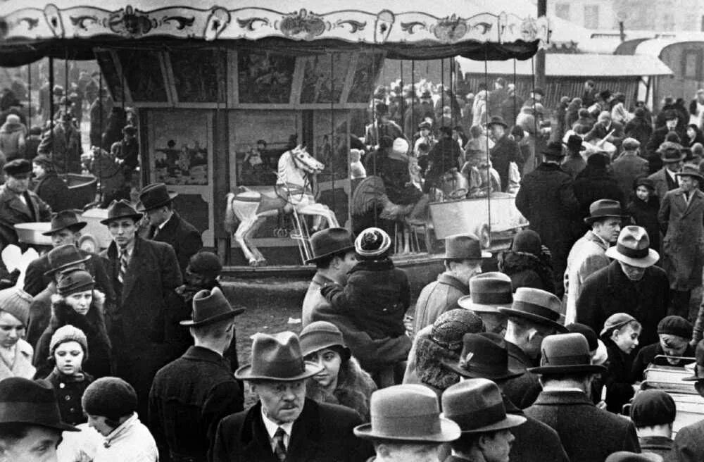 Русские эмигранты в париже 1920. Эвакуация белой армии из крыма в 1920. Русская эмиграция 20 века. Белоэмигранты первой волны париж. Первая волна эмиграции (1917- 1940) интеллигенция.