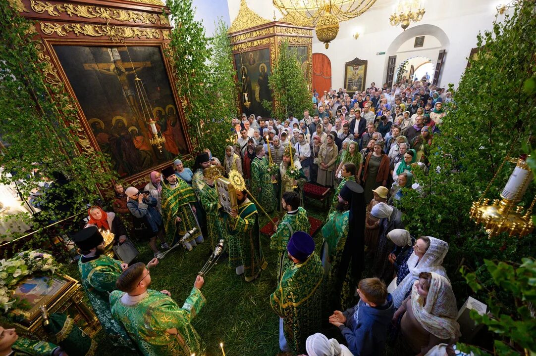 Праздник троицы в 2025 году какого числа. Празднование троицы. троица в храме. украшение храма на троицу. с праздником троицы.