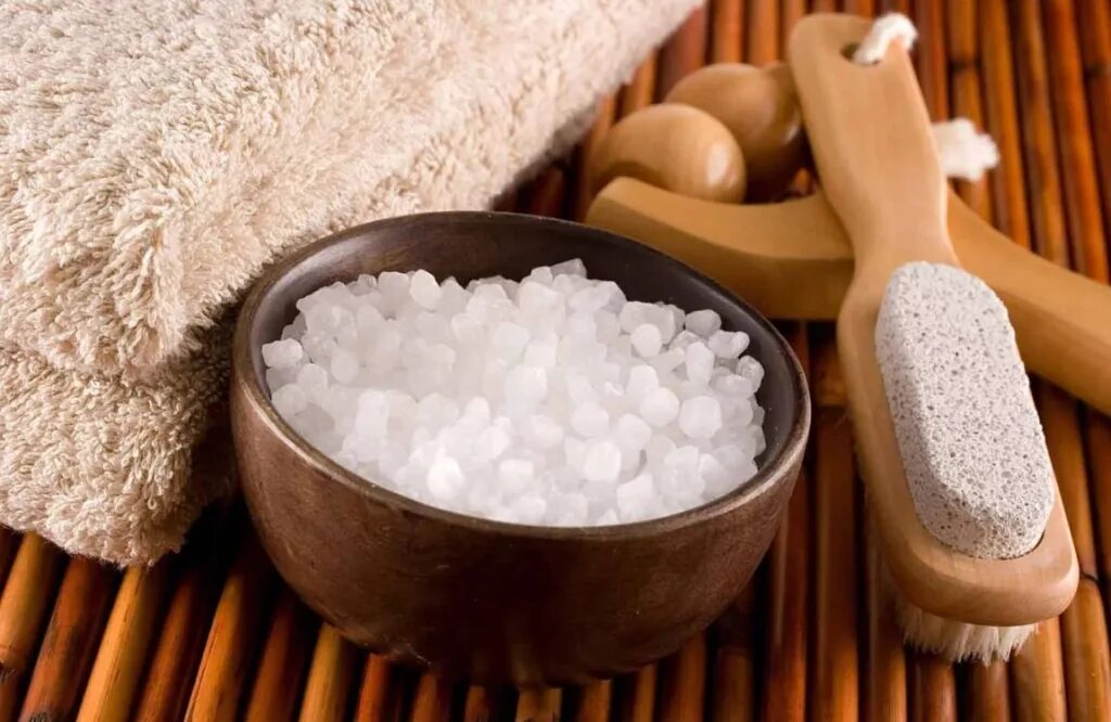 Домашняя морская соль. Epsom salt epsom. Соль для ванны разноцветная. Деревянная ложка с солью для ванн. Ванночки для ногтей для роста с солью.