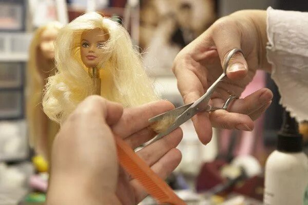 Кукла технология изготовления. Фабрика кукол Барби. Мастер по изготовлению кукол. Процесс изготовления куклы. Изготовление кукол своими руками.