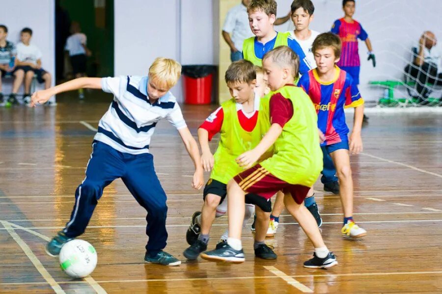 Игры физически футбол. Мини футбол дети. Физкультура в школе футбол. Занятия футболом в школе. Школа футбола для детей.