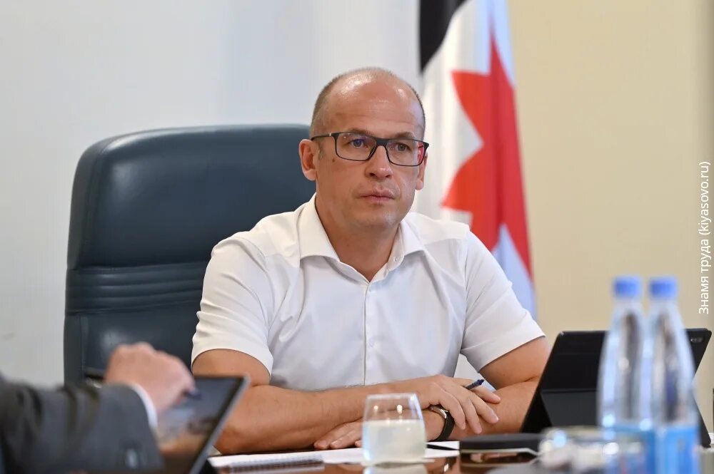 Елка главы республики коми. Поздравление бречалова с 2024 годом. Поздравление бречалова с 2024 годом. Бречалов в шапке деда мороза. В бречалову.