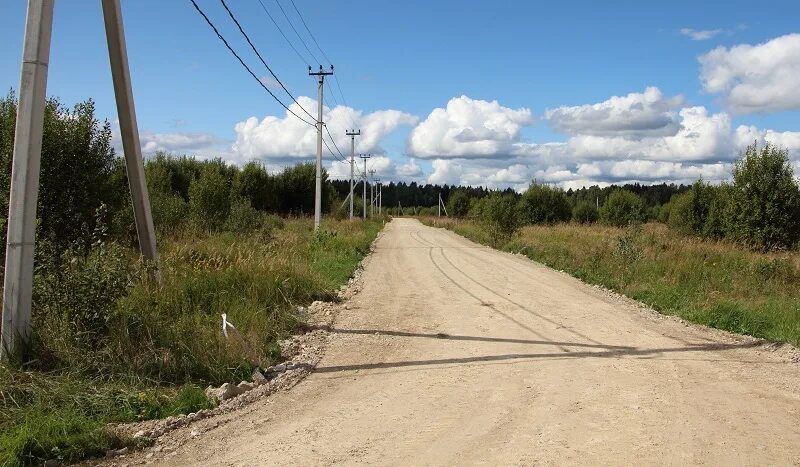 Дорога на поселок том. Дорога в поселке. Дорога в поселке городского типа. Поселок Варгаши. Окювечивание дороги.