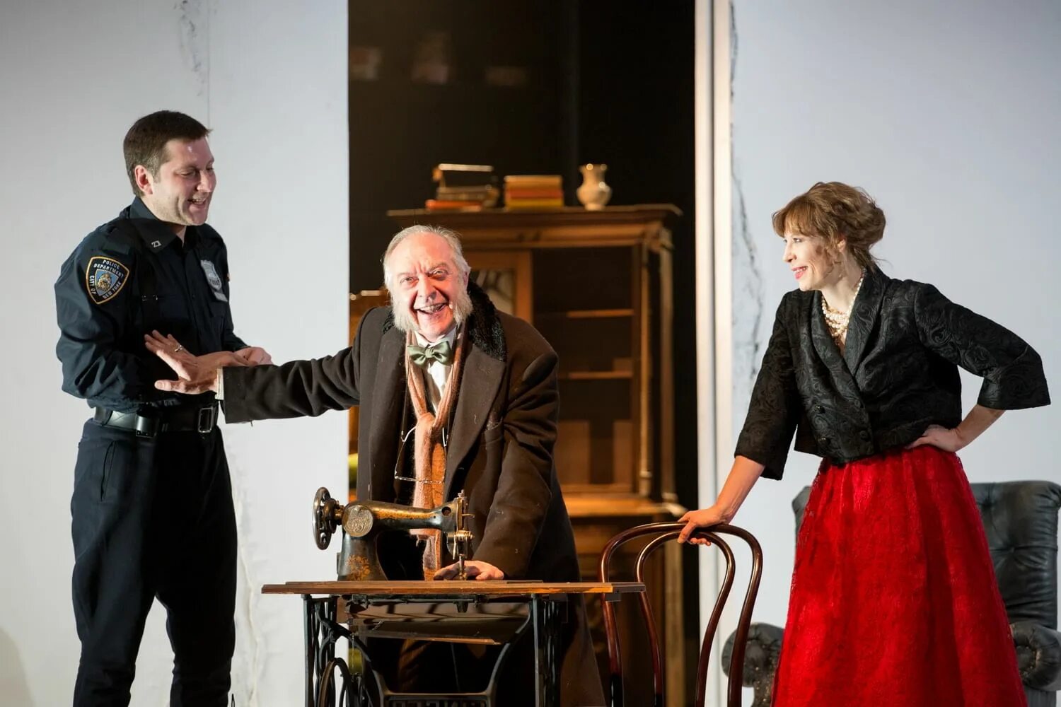 Спектакль пантомима. Безумная из шайо фоменко. Спектакль был очень интересный. Театр драматический москва спектакль. Театр фоменко безумная из шайо.