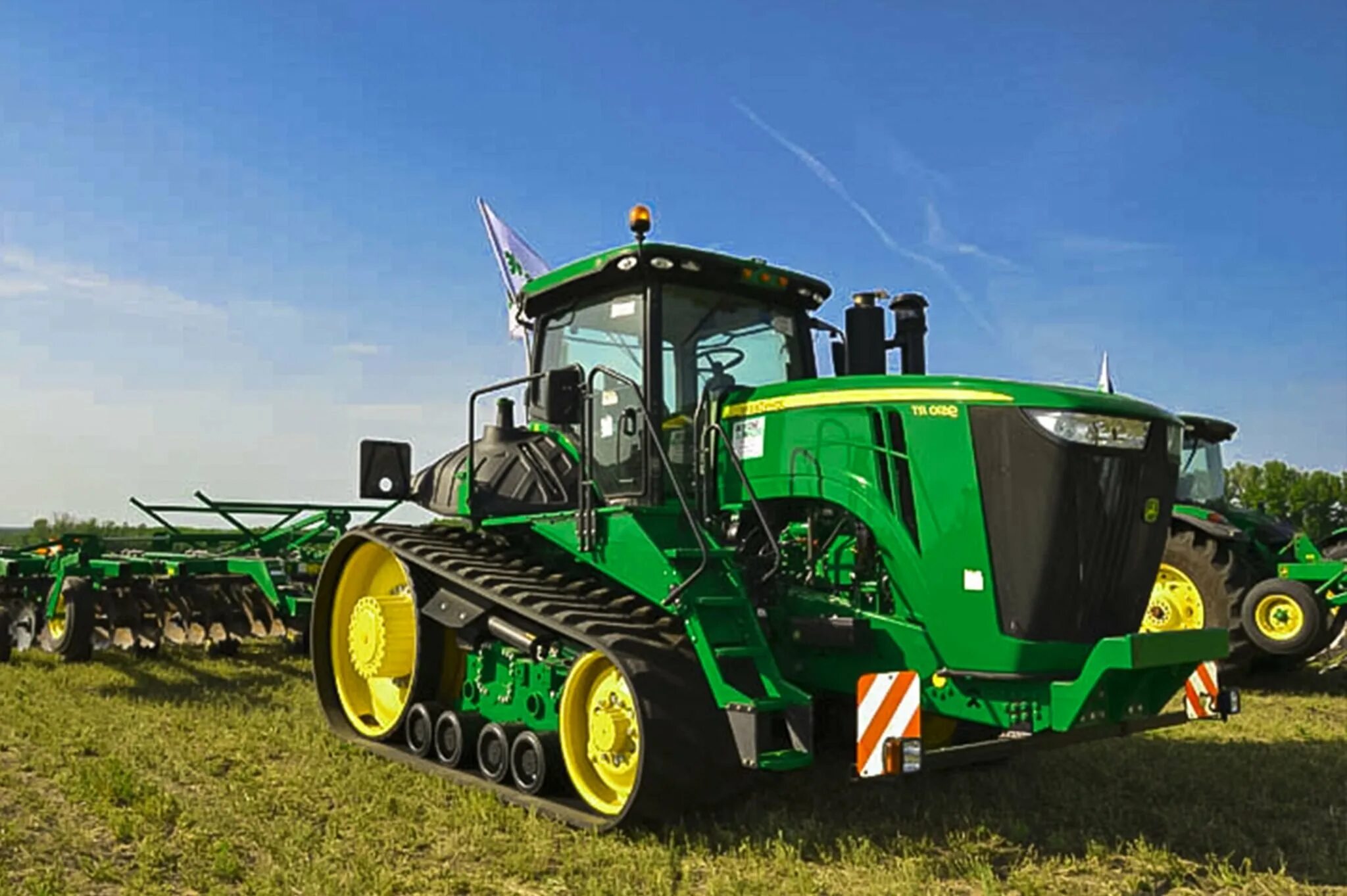 Комбайн john deere 8100. Импортная сельхозтехника. Сельхозтехника джон дир. Ксерион 5000. Самоходный опрыскиватель кейс патриот 4430.