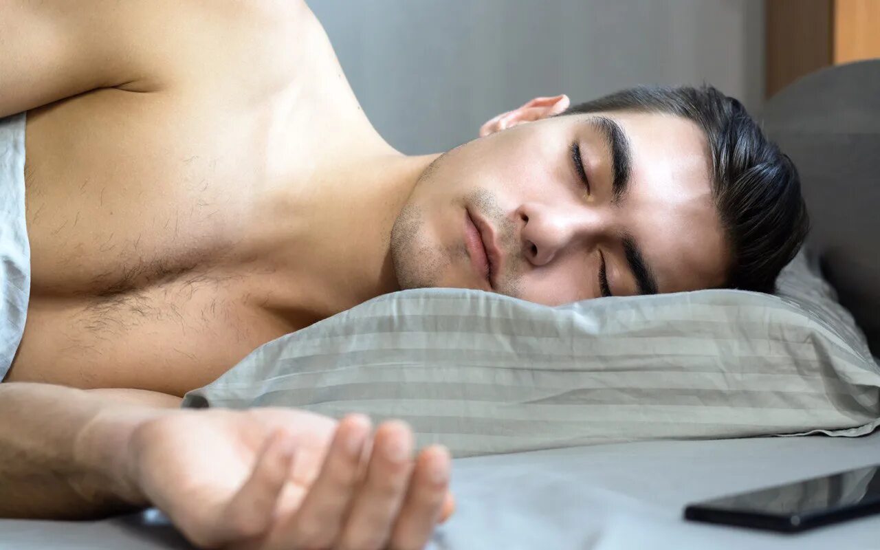 Человек лежит на кровати. Спящий человек. Какому человеку спать. Почему человек должен спать. Какому человеку спать.