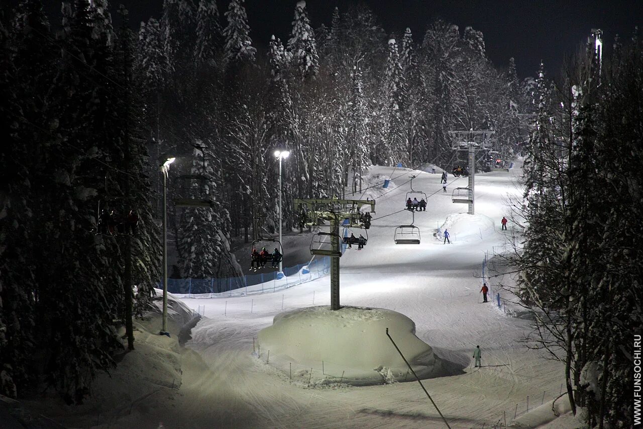 Горки город хутор. Поляна вечернее катание. Вечернее катание красная поляна трассы. Горнолыжный склон вечером. Поляна вечернее катание.