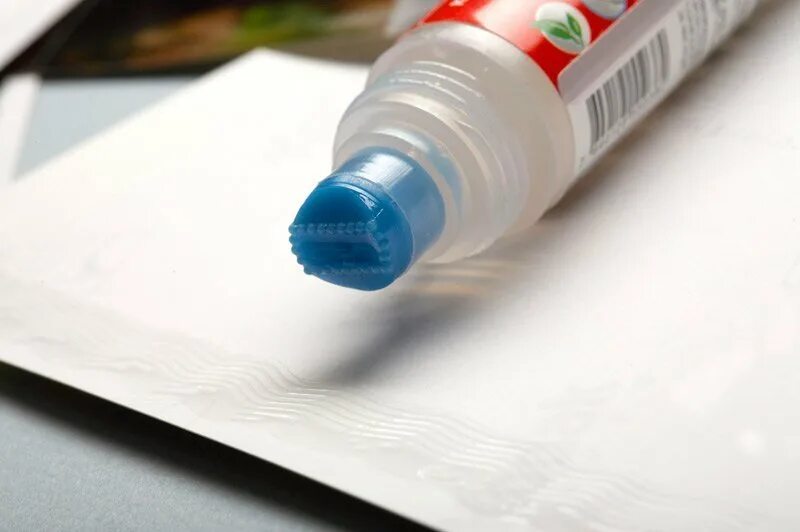 Клей для бумаги. Клей для бумаги прозрачный. Бумажный клей жидкий. Клей сухой для бумаги.