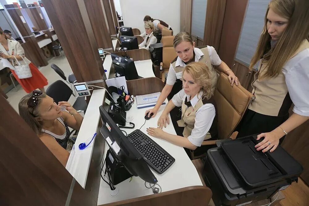 Нужно ли идти в мфц. Мфц. работник паспортного стола. сотрудники паспортного стола. девушка на работе мфц.