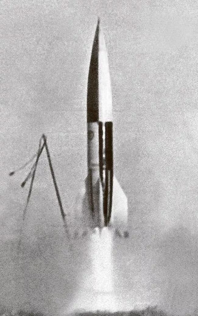 Создание первой баллистической ракеты. Первая Советская баллистическая ракета р-1. ФАУ-2 баллистическая ракета. Баллистическая ракета р-1. Баллистическая ракета р-1 Королев.