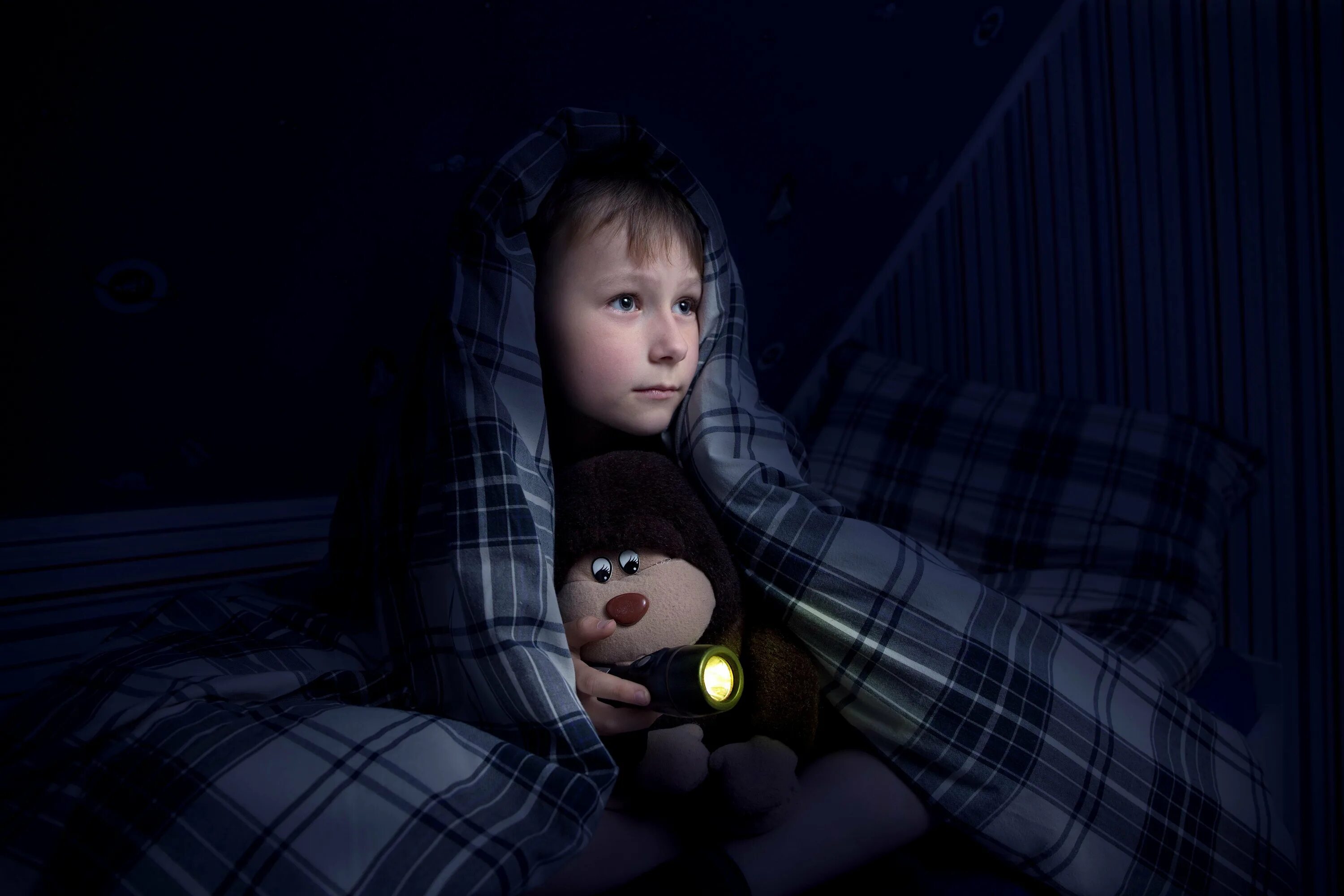Как зовут мальчика который просыпался ночью. "Детские страхи". Ребенок в темноте. Мальчик в темноте.