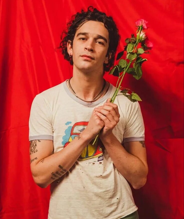 Имя хили. Matthew healy. the 1975 мэтти хили. matthew healy 2025. the 1975 солист.