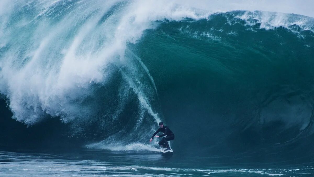 На гребне волны 2015 Тысячелетний шторм. Сёрфинг самая большая волна. Белая волна. Пена на гребне