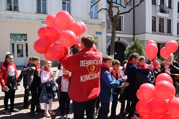 Орловские комсомольцы. Орловские комсомольцы. "орловский комсомолец". С днем победы кпрф. Результат полумарафона для новичков.