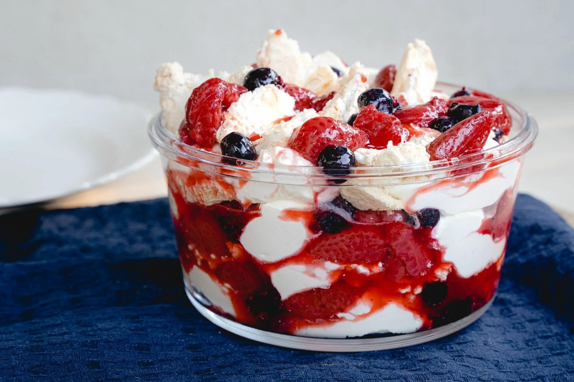 Итонский месс. Ягода со сливками 8. Eton mess десерт. Итон месс трайфл. Красивые сладости.
