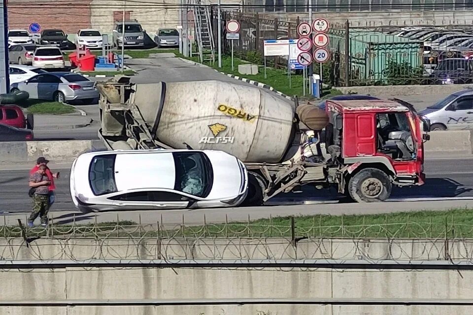 Бетономешалка перевернулась. Перевернулась бетономешалка на ярославке. Перевернутая бетономешалка. Бетономешалка перевернулась. Перевернутая бетономешалка.