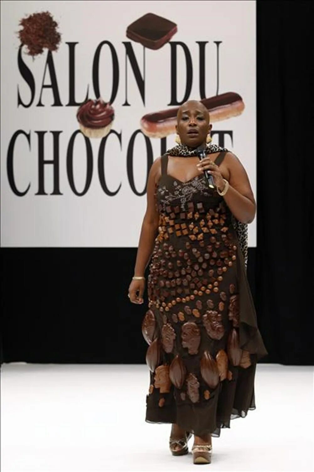 Шоколадный наряд. Платье из шоколада. Salon du chocolat paris. Шоколадное платье. Шоколадное платье.