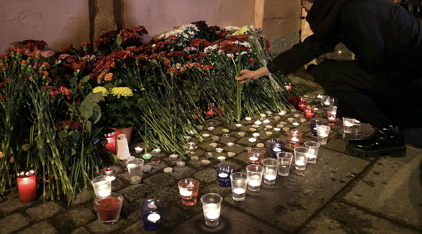 День траура по погибшим в теракте. Теракт в Петербургском метрополитене. Скорбь погибшим в теракте.