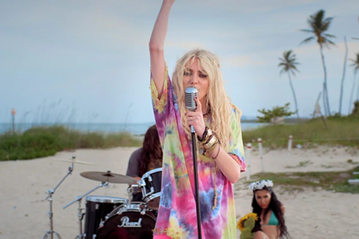 World up текст. Messed up world - single тейлор момсен. the pretty reckless - 2014 + messed up world. the pretty reckless клип. the pretty reckless - other worlds.
