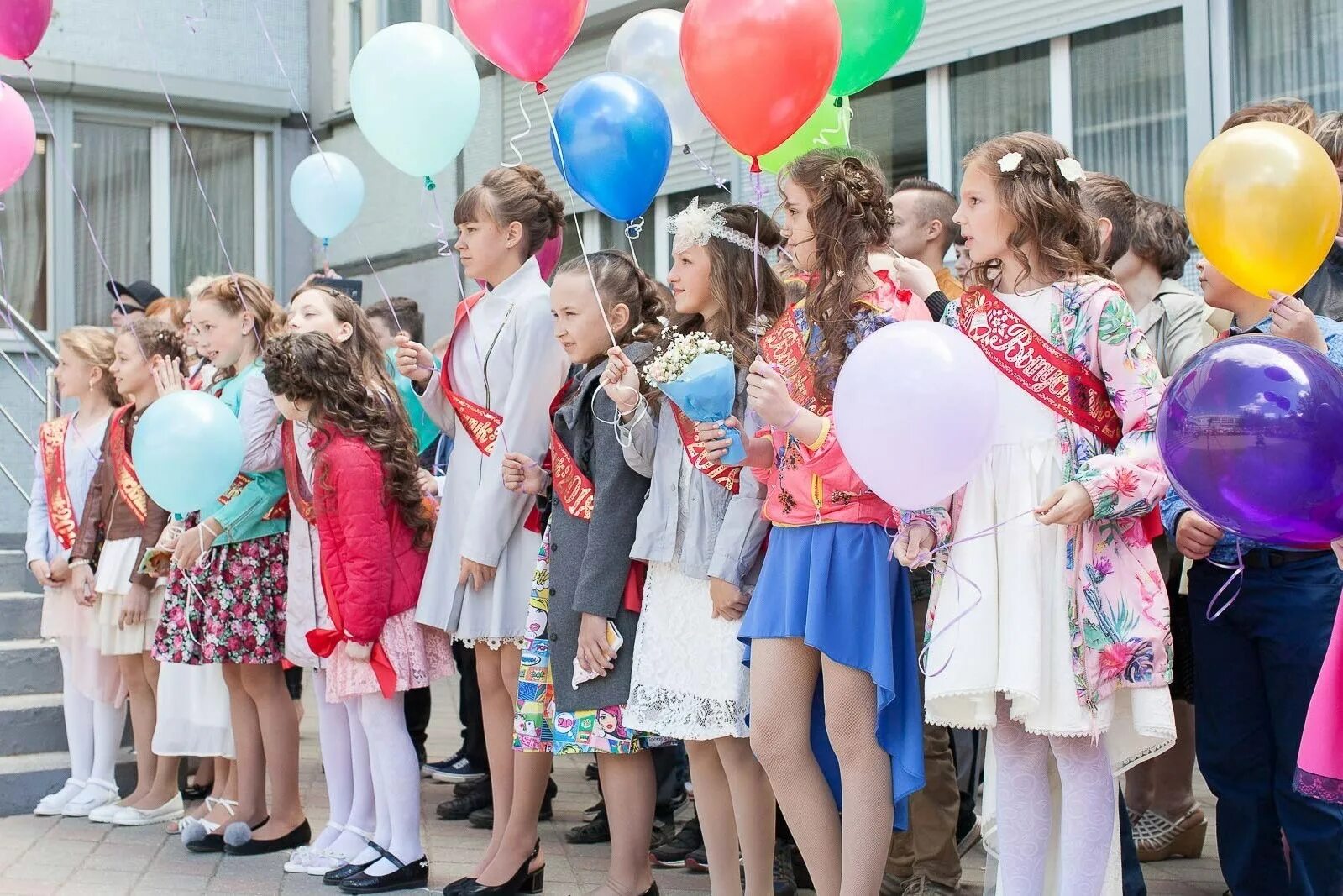 Выпускники 4 класса. Выпускной в начальной школе. выпускной 4 класс. с выпускным из школы. фотосессия выпускников 4 класса.