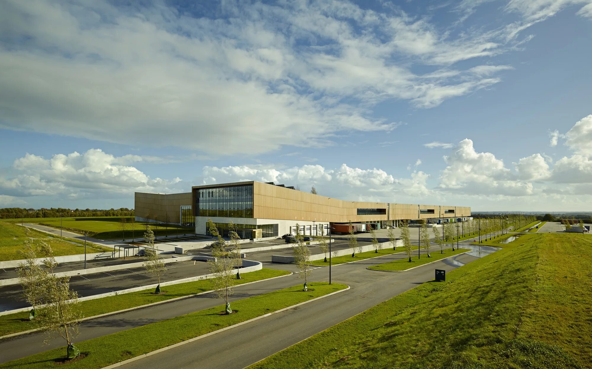 Logistic center. Logistic centre. logistics centrum. logistics center facade. c.f. møller projects.